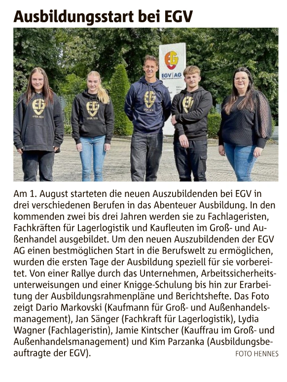 Ausbildungsstart bei EGV: Ein Bild zeigt glückliche junge Menschen, die sich zum Start ihrer Ausbildung bei EGV versammelt haben.