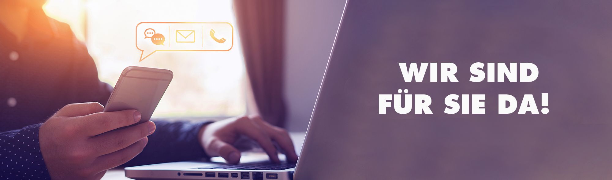 Eine Person die am Laptop sitzt, mit einem Handy in der Hand. Auf der rechten Seite steht: Wir sind für Sie da!