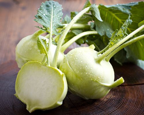 3 Kohlrabi einer Angeschnitten auf einer Arbeitsplatte