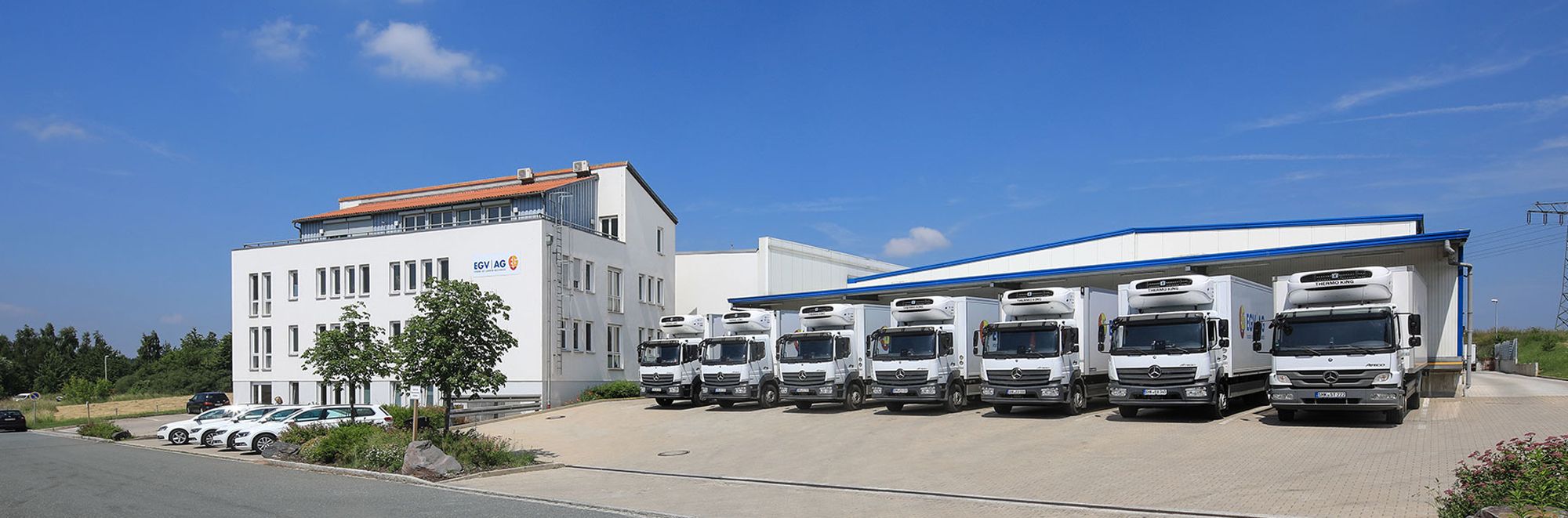 Frontansicht des Standortes St. Gangloff mit LKWs