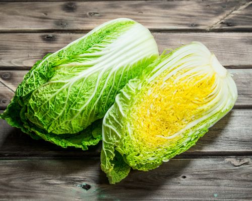 Zwei Chinakohlköpfe auf einer Arbeitsplatte