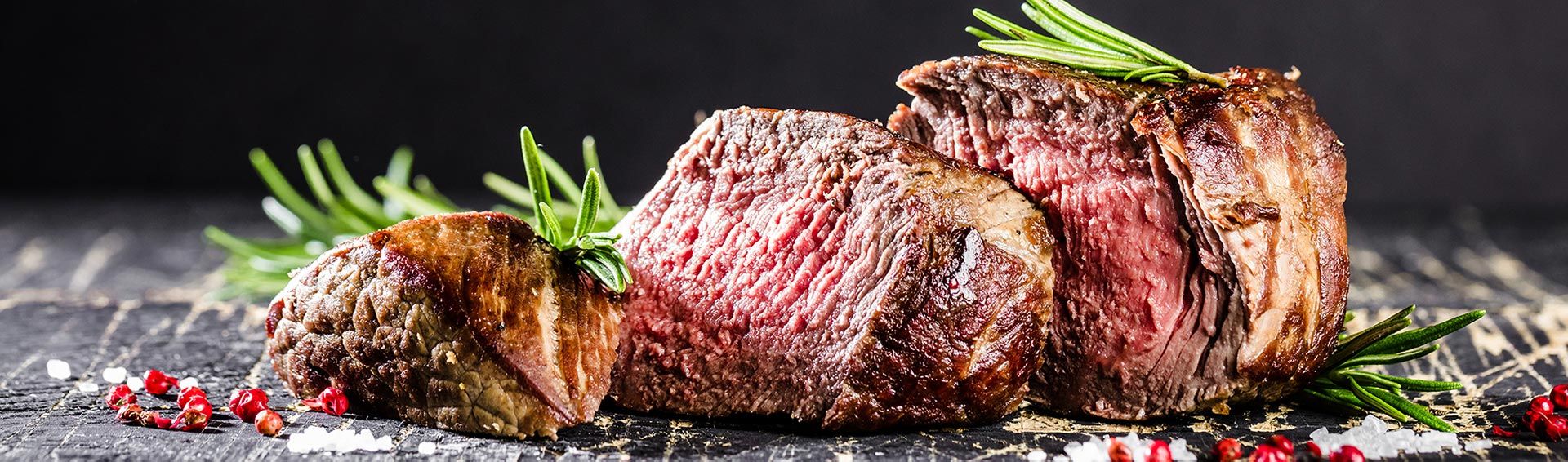 Saftig gegrilltes Steak mit kräftigen Röstaromen, angerichtet mit Gewürzen