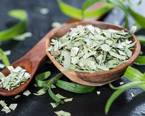 Getrockneter Estragon in einer Holzschale