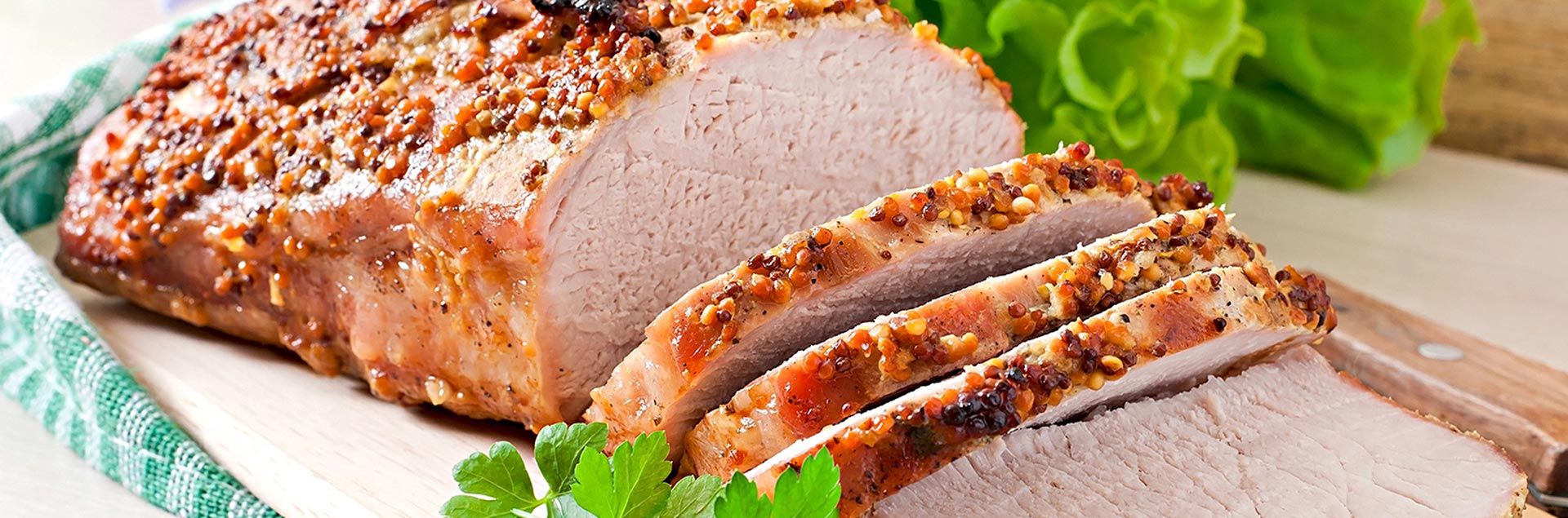 Anschnitt von frischem Schweinefleisch mit einer Pfeffermarinade