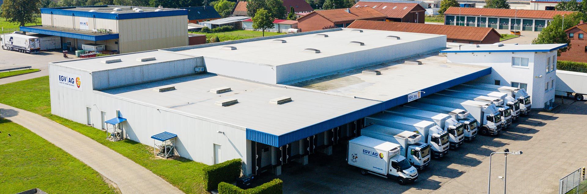 Forntansicht des Standorts Güstrow mit LKWs