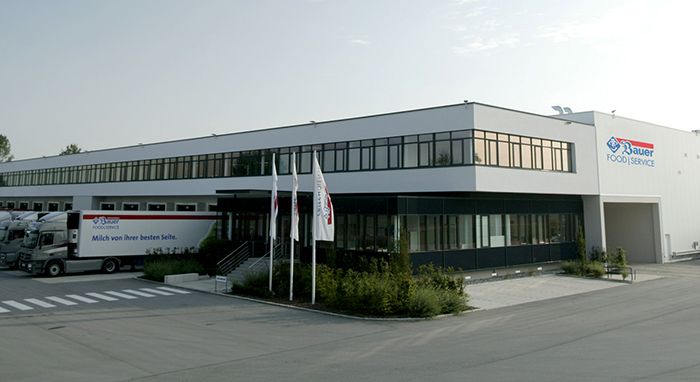 Frontansicht des Standorts Wasserburg mit LKWs an der Verladerampe