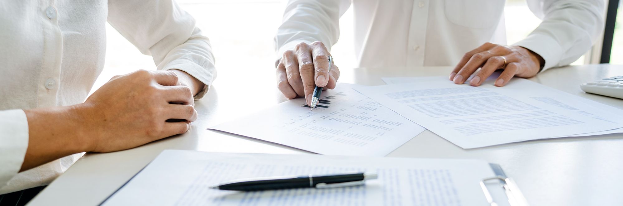 Beratungsgespräch zwischen zwei Personen in professionellem Umfeld