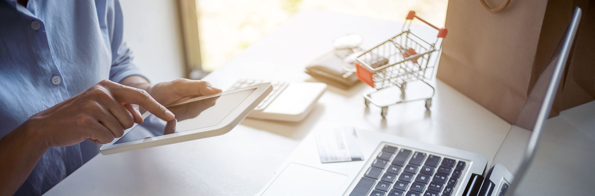 Digitaler Arbeitsplatz mit Laptop, Tablet und Smartphone