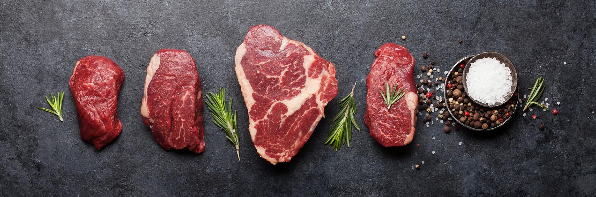 Auswahl an unverarbeiteten Fleischzuschnitten – übersichtlich präsentiert für Produktion und Verarbeitung in der Großküche.