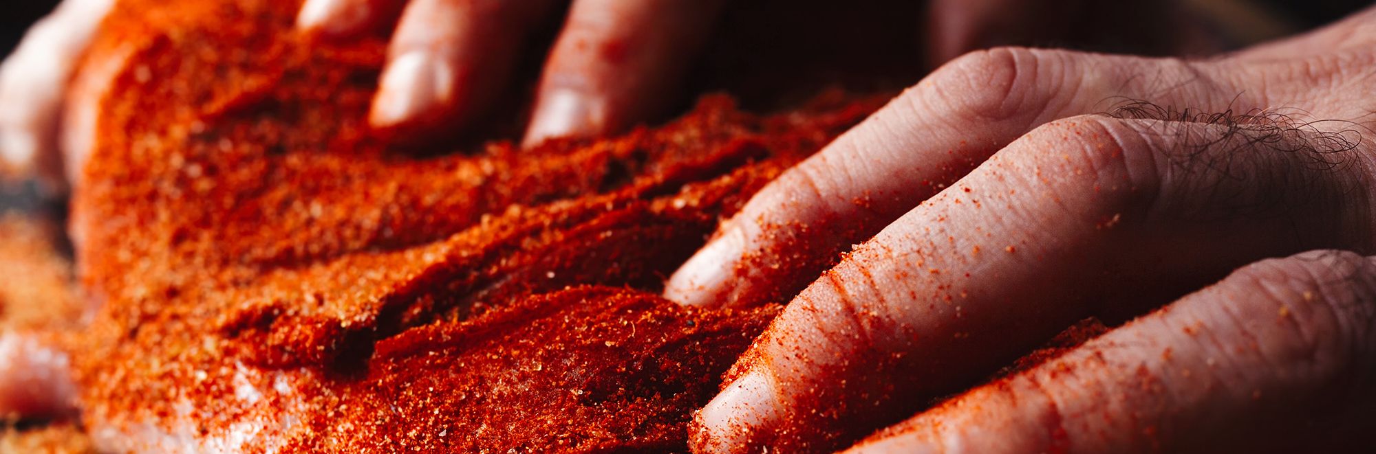 Mit Trockenrub gewürzte Fleischstücke