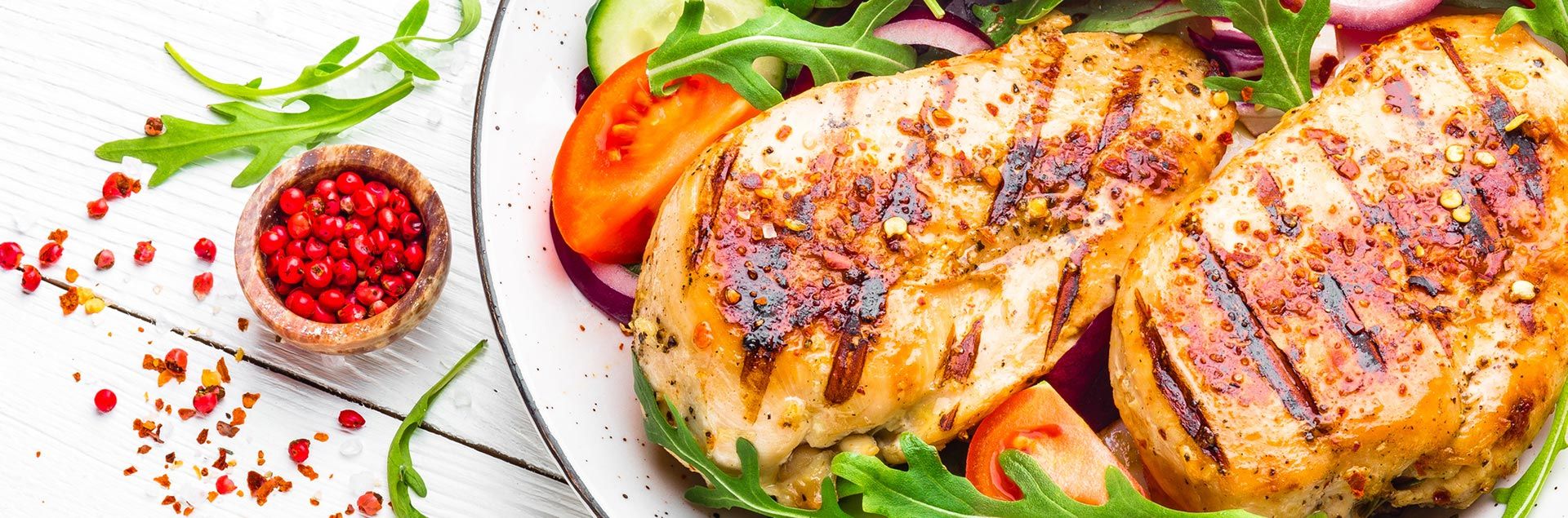 Gegrillte Hähnchenbruststreifen angerichtet auf einem Teller