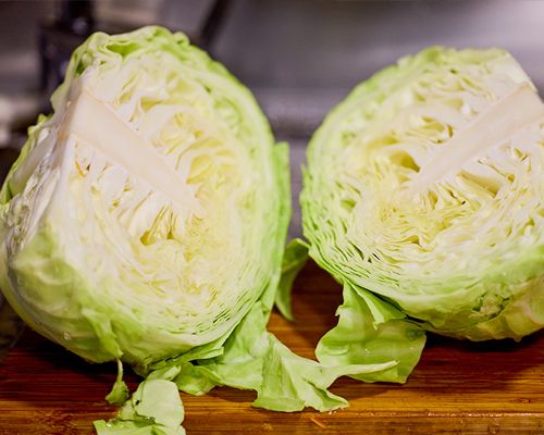 Ein aufgeschnittener Weißkohlkopf auf einer Arbeitsplatte