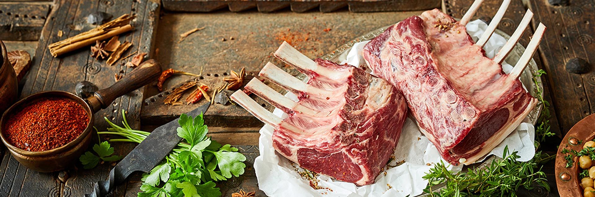 Fein angerichtetes Stück Lammfleisch mit Kräutern und Gewürzen